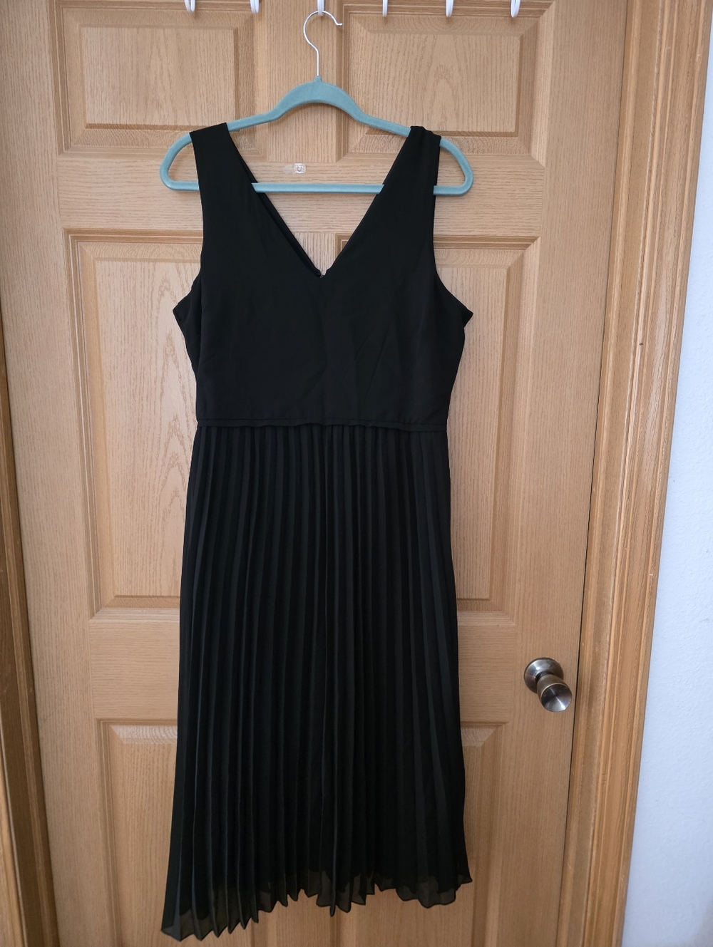 NWOT Sam Edelman Black Pleated Midi Dress Sleeveless V-Neck Size 10